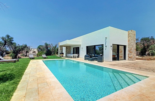 Moderne Traumvilla m. beheiztem Pool, 1km vom Meer