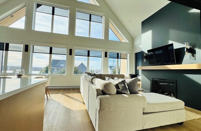 Modern 5BR Chalet with Ocean Bay Views within minutes to the Beach and Town