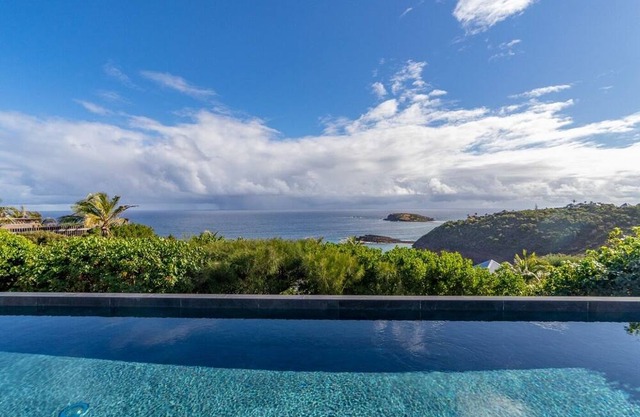 Modern 6 BDRM Luxury Villa w BBQ and Pool