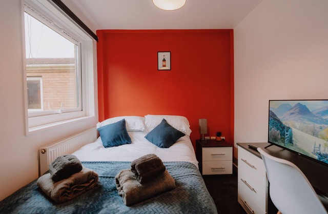 Modern 6-Bed House Near City Centre with Parking & Fast WiFi