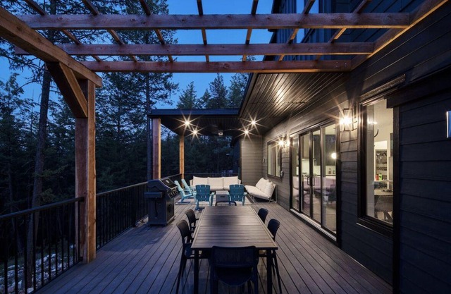 Modern, 7 bedroom all-season cabin on Lake Koocanusa