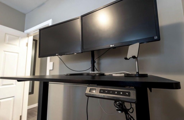 Modern | 75" 4KTV & Wii | Fire Pit | Standing Desk Dual Monitors | 3 min to RCMP
