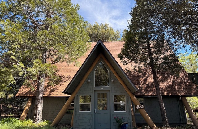 Moderne A-Frame-Kabine im Pinecrest Retreat