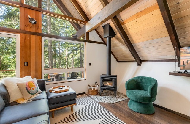 Modern a-frame cabin near Roslyn w/ hot tub