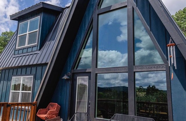 Modern A-Frame with hilltop views. 2.6mi from the Frio River. 4mi from Garner.
