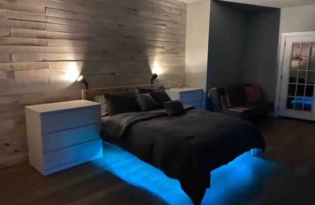 Modern, access to everything 3 min to lake Lanier.