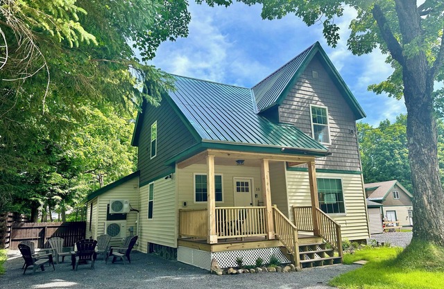 Modern ADK-style 3-bedroom house in Old Forge with AC, WiFi, Pool! Walk to town!