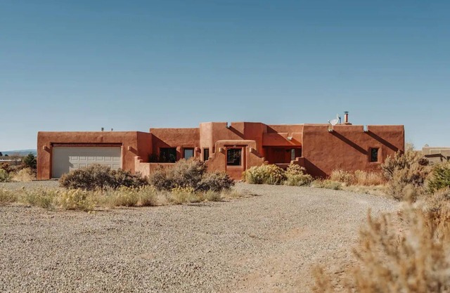 Modern Adobe - Hot Tub - Game Room - Close to Ski Resorts- 10 min to Downtown!