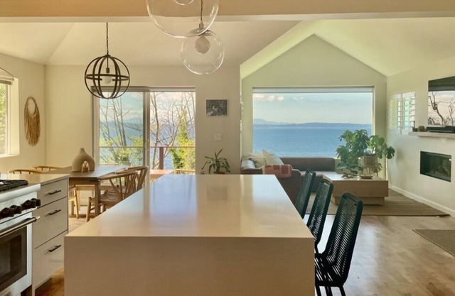 Modern Alki Beach House - 1 block from beach!