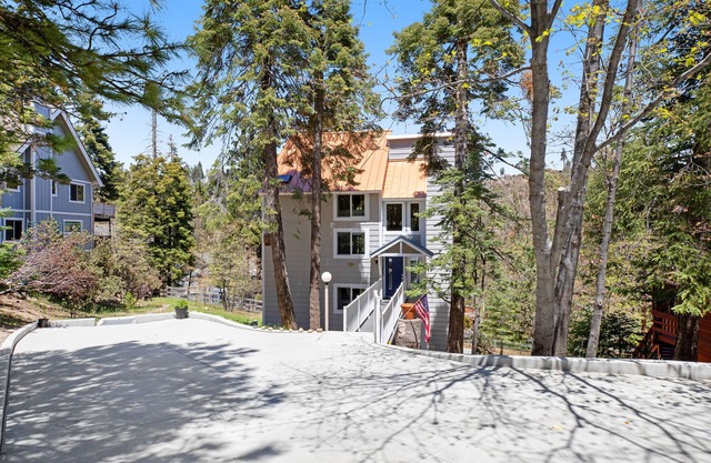 Modern alpine escape with two decks, grill, private sauna, fireplace