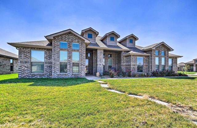 Modern Amarillo House w/ Fire Pit + Hot Tub!