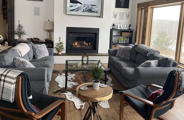 Modern, Amazing Views, Game Room, Barrel Sauna, Outdoor Igloo & Free Firewood!