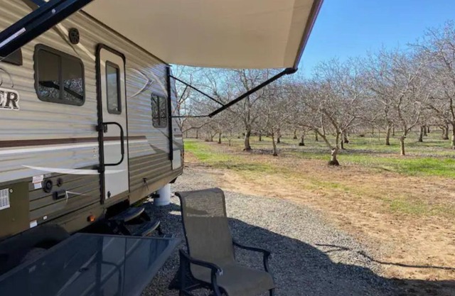 Modern and Affordable 2019 Pop-Out 33 Foot Trailer
