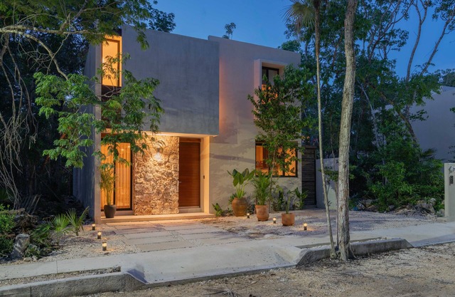 Modern and beautifully furnished 3-bedroom, 2-story villa: Suns Out Buns Out!