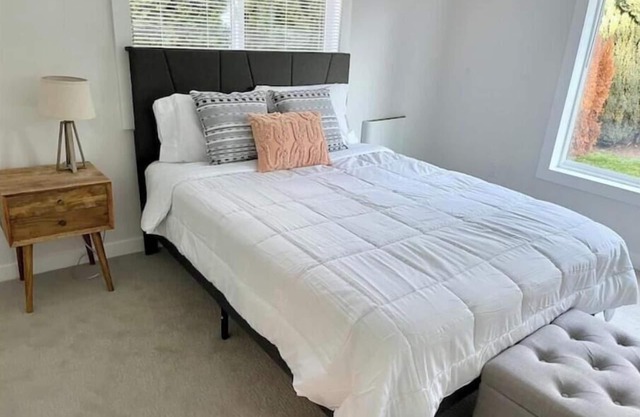 Modern and bright 4 beds-easy commute to downtown!