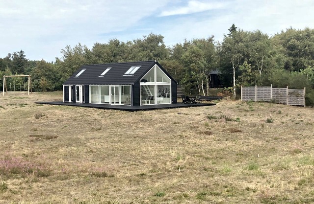 Modernes und helles Ferienhaus in der Natur mit Meerblick