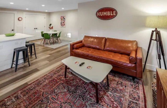 Modern and Contemporary 2BD/2Bath in SE Boise