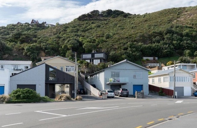 Modern and cosy self-contained studio on Island Bay beachfront