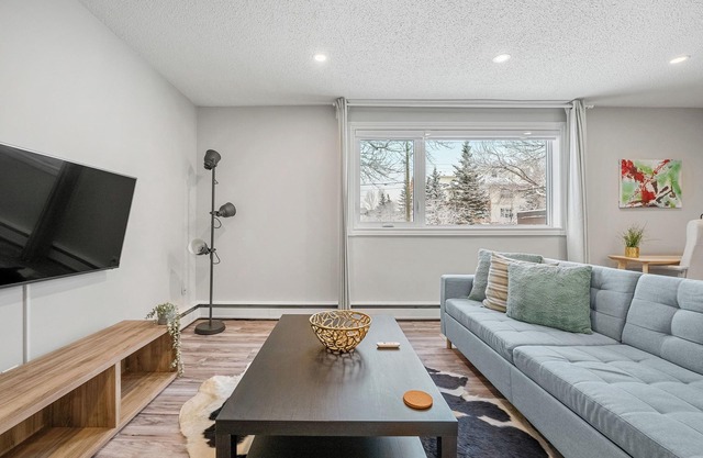 Modern and Cozy 2 Bedroom Retreat Near DT & Airport; Fully Renovated in 2024!