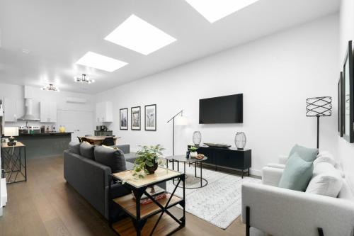 Modern and Cozy 2bdr near St-Hubert Plaza