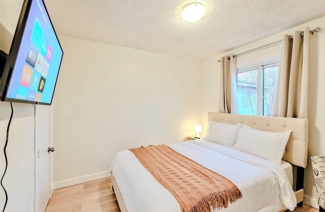 Modern and Cozy: 4Bed 2Bath Home