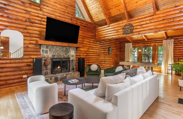 Modern and Luxurious Cabin Retreat, 5 minutes from Cumming City Center