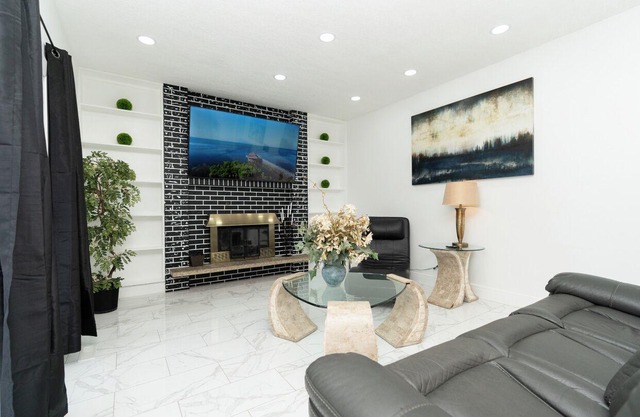 Modern and luxury 3500 sq feet home jetted tub 10000 sq feet park backyard