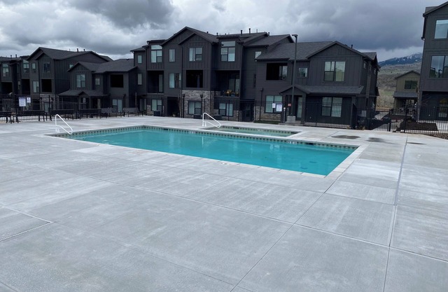 Modern and new 3-bedroom townhome with AC and WiFi in Mountain Green