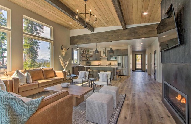 Modern and Newly Built Cabin Ski, Fish, Hike!