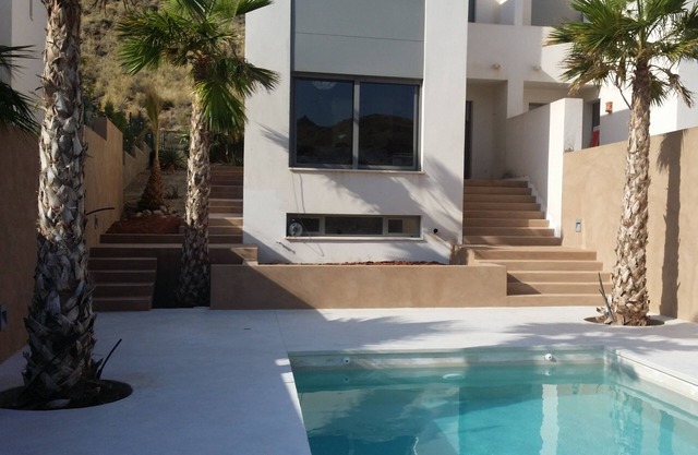 Moderne und geräumige Haus mit Pool in einer einzigartigen Umgebung