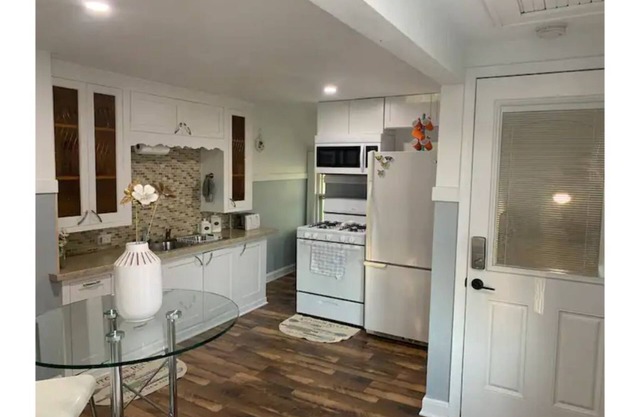 Modern and stylish upstairs one bedroom apartment.