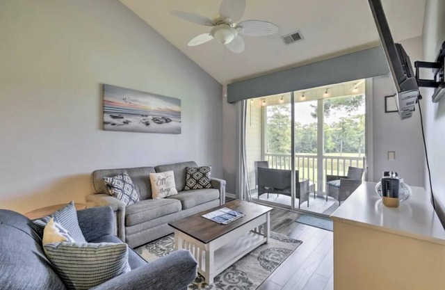 Modern and updated 2 BR Condo on Golf Course, Sleeps 6!