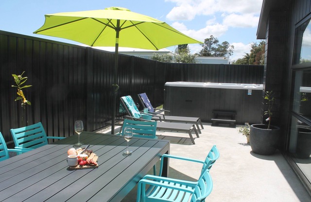 Modern and well-appointed with Large hot spa / plunge pool