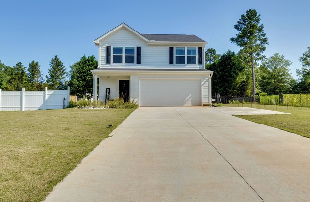 Modern Anderson Home w/ Fire Pit & Grill