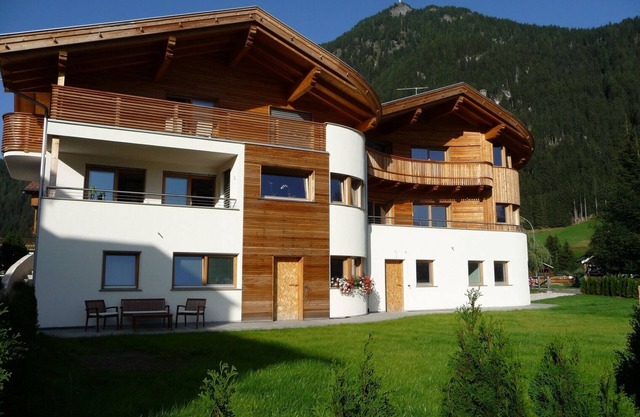 Moderne Ferienwohnung "Il Mondo di Patty 4" mit Garten, Bergblick & WLAN