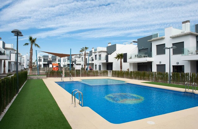 Moderne Wohnung mit Blick auf den Pool