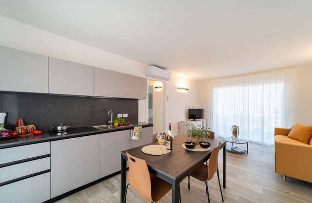 Modernes Apartment mit Solarium und Panoramablick auf die Lagune und das Meer