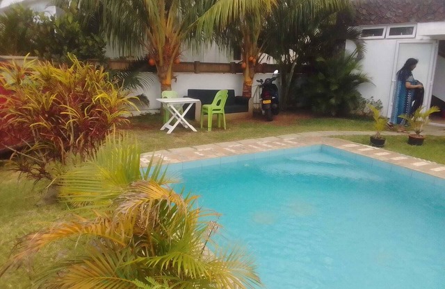 Modernes Haus mit privatem Pool in der Nähe des Sandstrandes