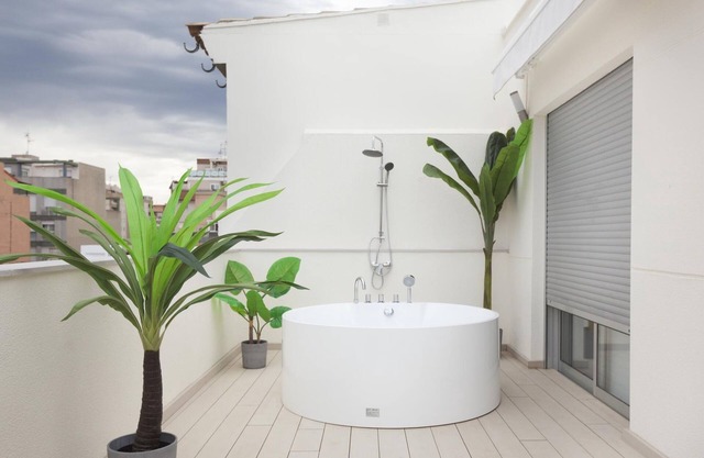 Moderne Wohnung mit Terrasse, Badewanne und TV in der Nähe des Mittelmeers