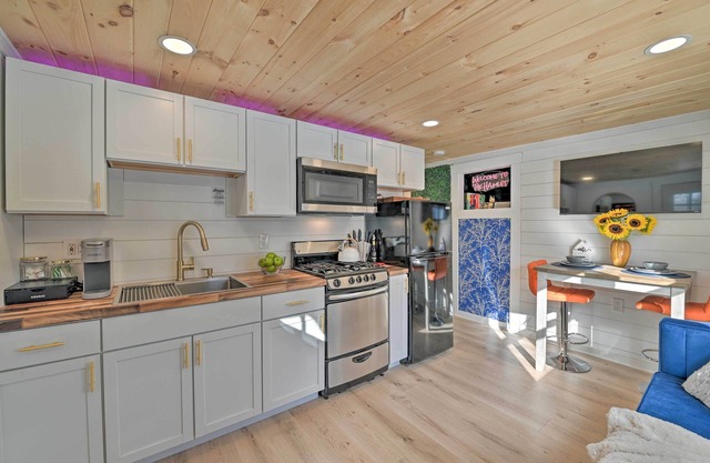Modern Apartment: Near Hiking & Race Course