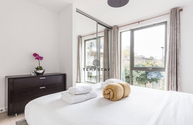 Modern Apartment With Balcony. Near Vauxhall Tube