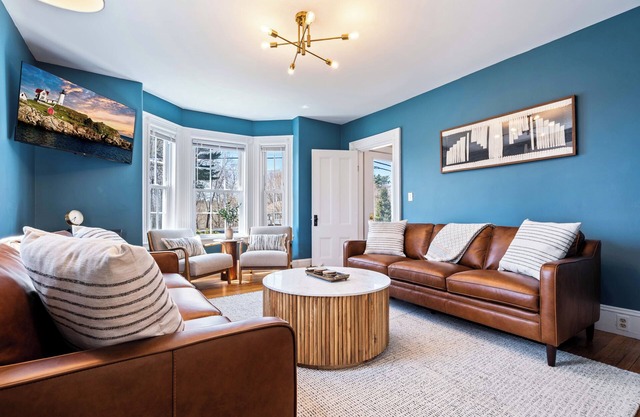 Modern Apartment - 20 Mins to Portland, Deck, Grill & Firepit, King Bed, DogsOK