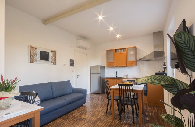 Modernes Apartment 2 km vom Stadtzentrum außerhalb des Verkehrsbereichs - Parkplatz inbegriffen