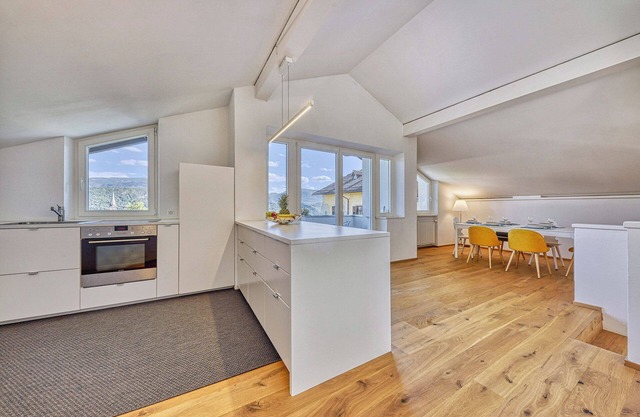 Modernes Apartment für fünf Personen mit Panoramablick und Garage in Kaltern