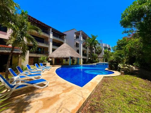 Modern Apartment with Private Terrace and Golf Course View, free parking in Puerto Aventuras