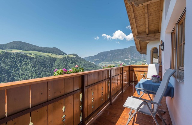 Moderne "Ferienwohnung Sella" mit Bergblick, WLAN, Balkon, Garten & Terrasse