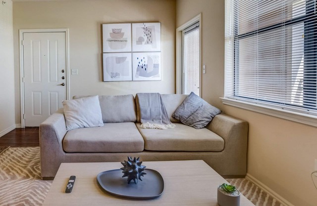 Modern Apartment in Prime Location (ID7692X68)
