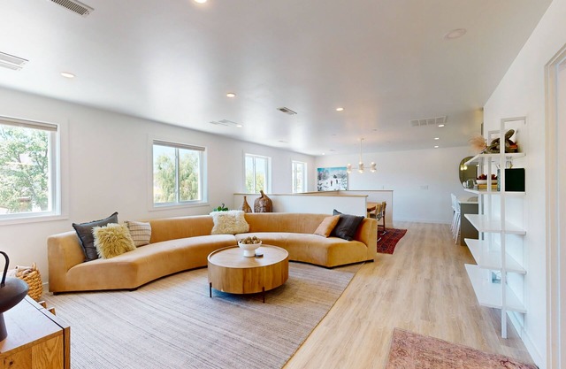 Modern apartment w/ private W/D, near local attractions