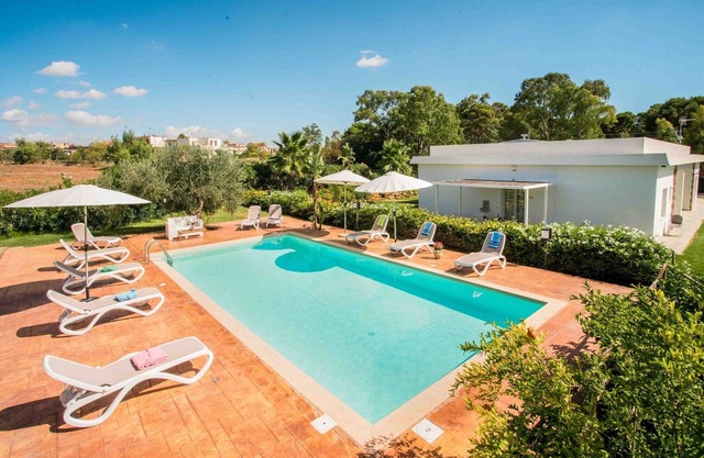 Modernes Apartment mit Pool, Garten, WLAN, Terrasse, Grill, Klimaanlage