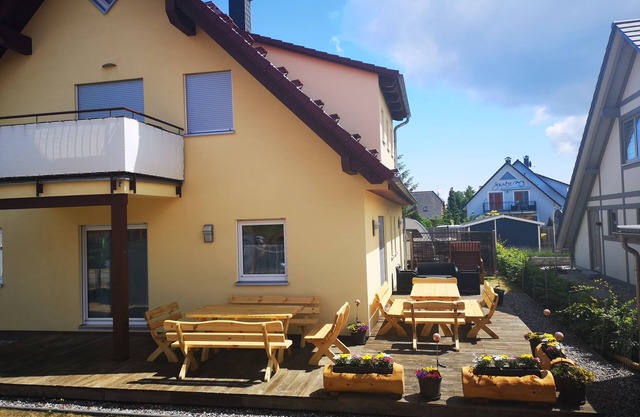 Moderne FeWo mit Balkon und Kamin
